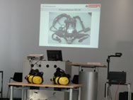 Theoretische Ausbildung und Gerätekunde sind wichtige Voraussetzungen für den fachkundigen Umgang mit den Atemschutzgeräten. Hier auf dem Lehrplan: das Behälterdruckgerät BD96 bzw. BD96SL von MSA Auer.