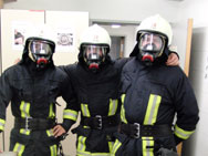 Der Angriffstrupp ist das Ziel, die Ausbildung zum Atemschutzgeräteträger die wichtigste Voraussetzung dafür. Praktische Übungen auf der Feuerwache 6 machen die „Azubis“ Schritt für Schritt fit fürs Feuer.