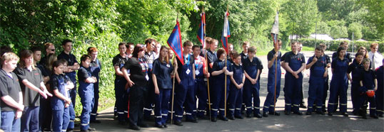 Zur Siegerehrung: Die versammelten Mitglieder der Jugendfeuerwehren fiebern der Bekanntgabe der Ergebnisse entgegen.