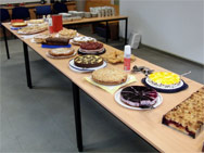 In der Cafeteria gab es zahlreiche selbstgebackene und sehr leckere Kuchen.