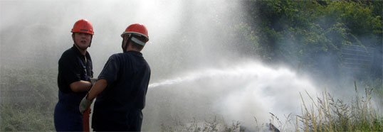Mitglied in der Jugendfeuerwehr: Das heißt Teamarbeit, auch beim Löschen. Hier steht zwar die Technik der Feuerwehr im Vordergrund, aber auch auf Dauer wird es nicht langweilig. Versprochen.